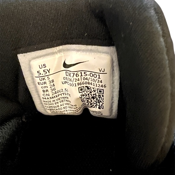 Nike Boys Black and White Athletic Shoes - Picture 2 of 3